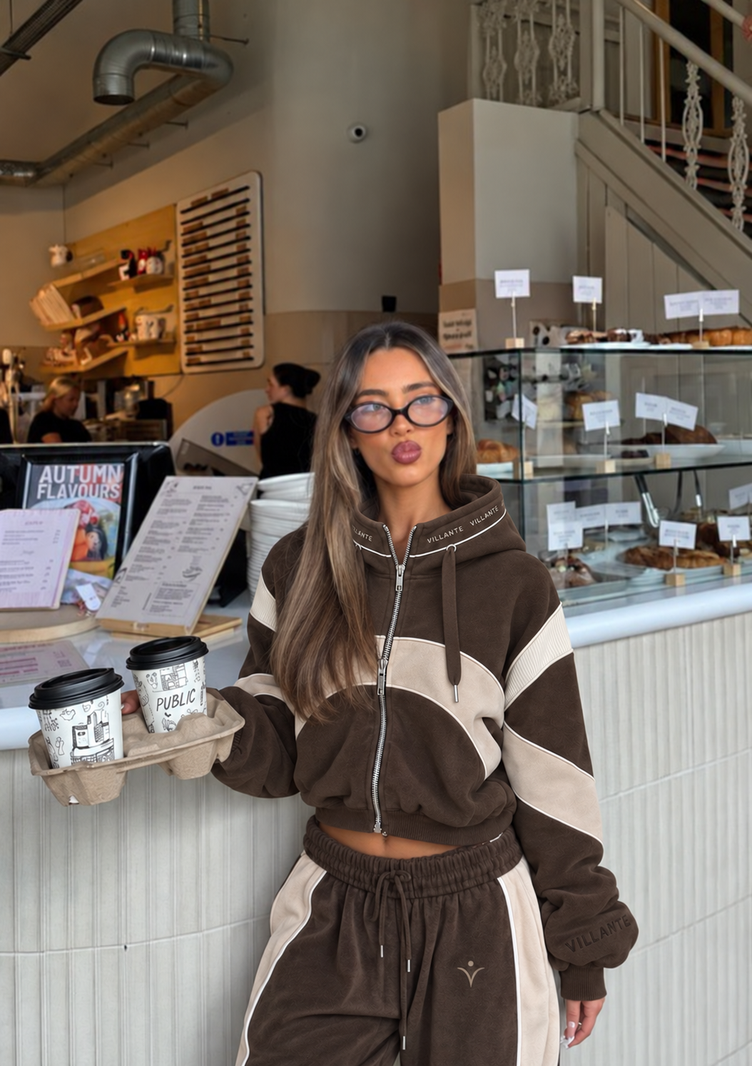 Woman wearing VILLANTE Mocha at a café